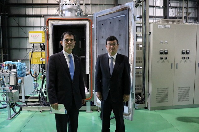 Mr. Shibayama visiting the Multi-purpose Test Building of the Collaborative Laboratories for Advanced Decommissioning Science with Mr. Kodama, the President of JAEA.