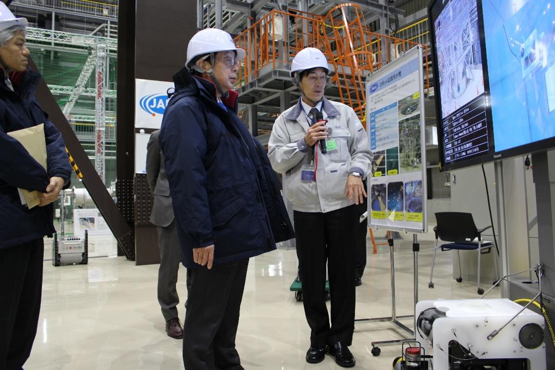 Mr. Watanabe listening to the explanation by Mr. Ishihara, the Director General in the Test Building