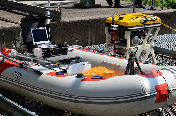 写真２．無人水中ロボットと測定装置を搭載したボート