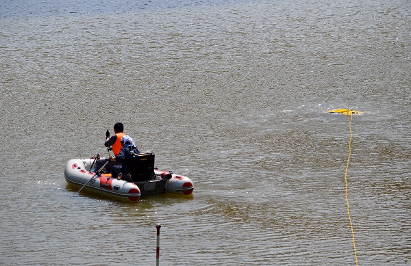 写真３．南相馬市横川ダムにおける無人水中ロボットによる測定の様子１