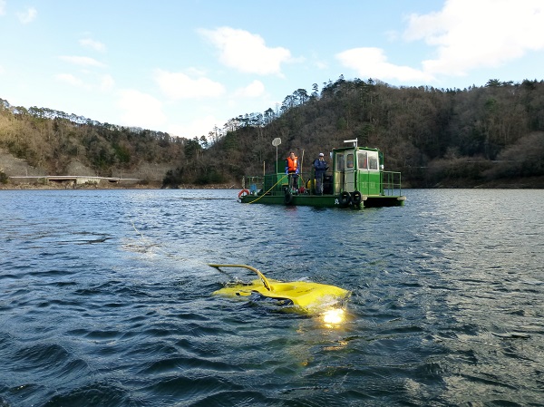写真６．南相馬市横川ダムにおける無人水中ロボットによる測定の様子４