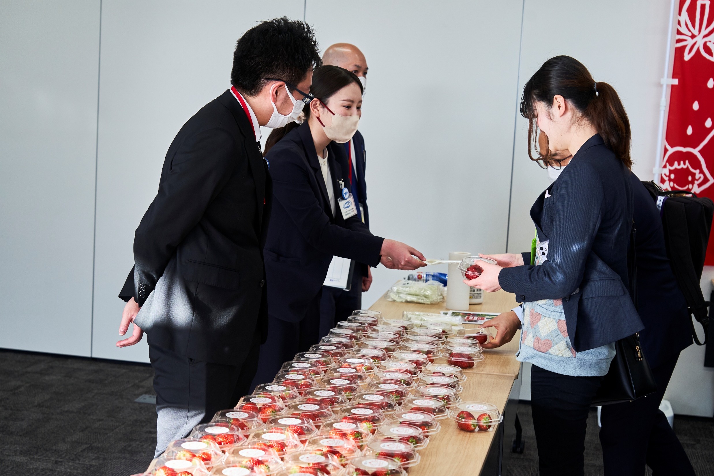 大熊町物産の販売ブース×大熊町産いちご(おおくまべりー)の試食会